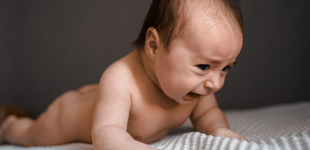 رضيع عمر شهر يبكي