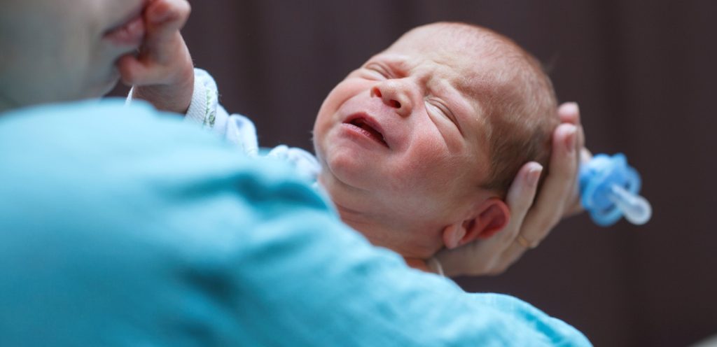 رضيع يبكي منزعج