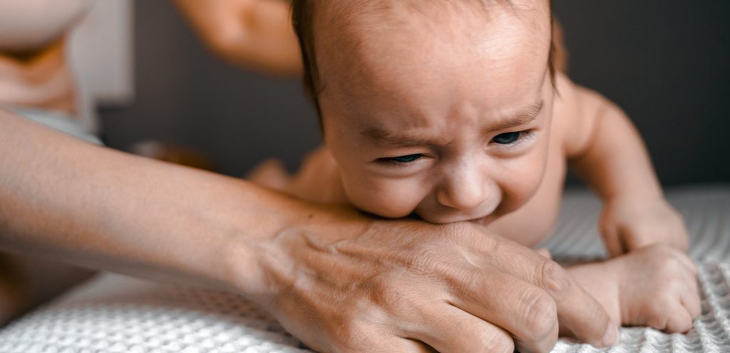 رضيع يبكي من ألم أسنانه