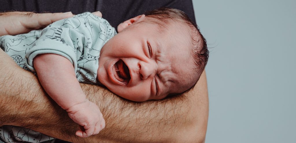 رضيع يبكي من الألم