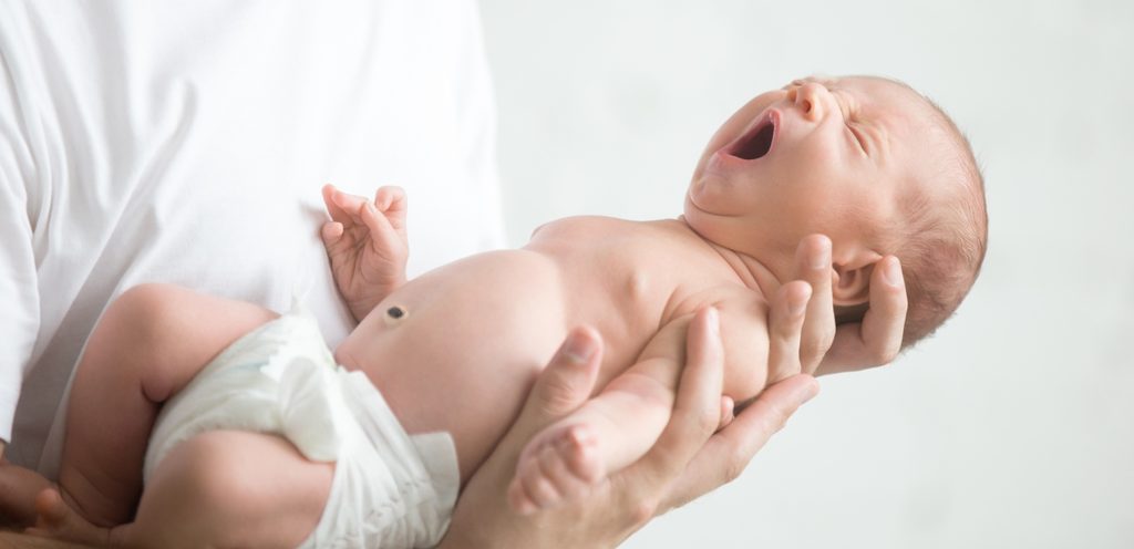 رضيع يتثائب