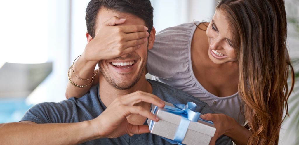 زوجة تهدي زوجها