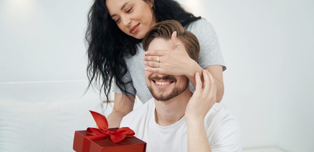 زوجة تهدي زوجها