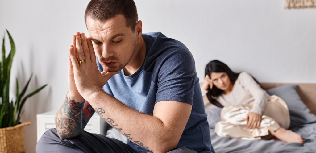 زوج لا يتكلم مع زوجته