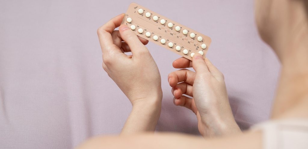 سيدة تتناول حيوب منع الحمل
