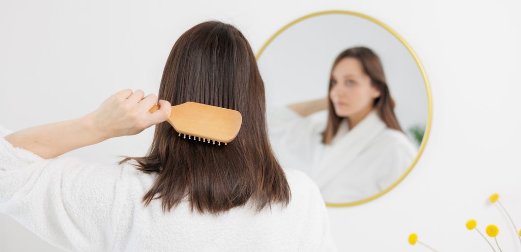 سيدة تسرح شعرها بهدوء