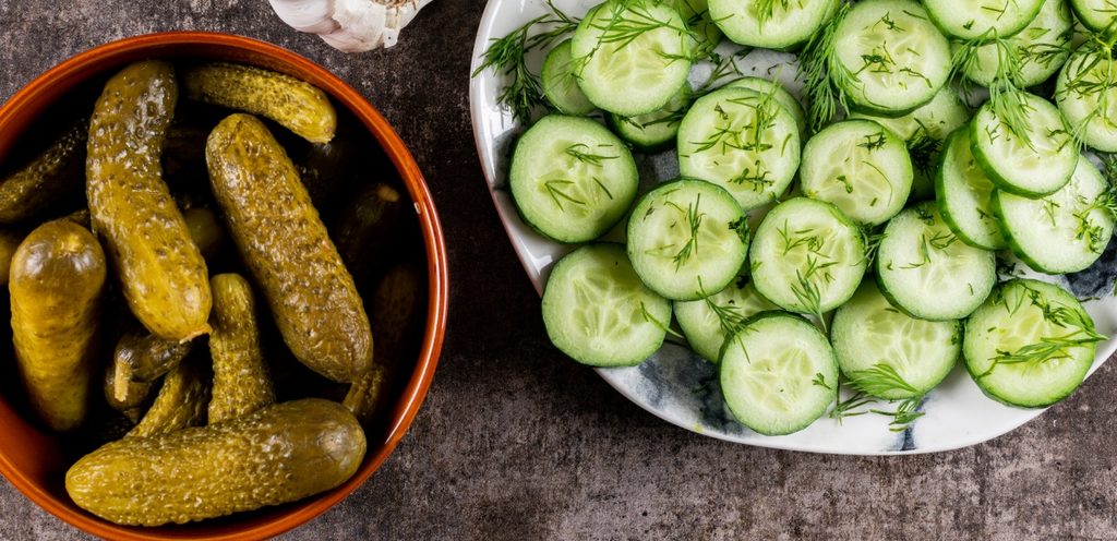صحن من مخلل الخيار اللذيذ
