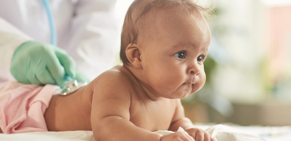 طبيبة تفحص الرضيع