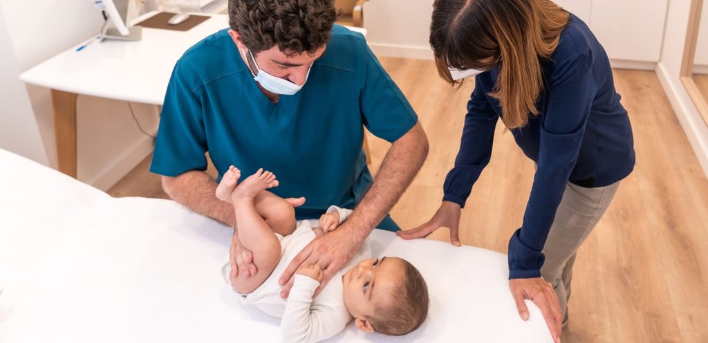 طبيب يفحص الرضيع