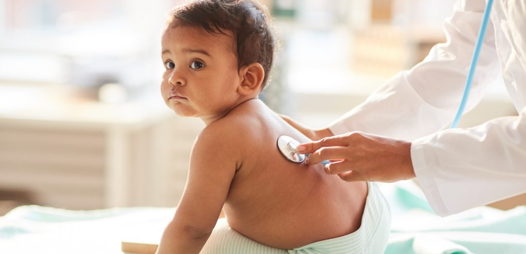 طبيب يفحص الطفل