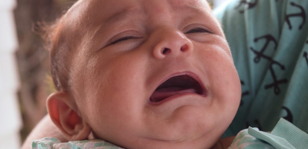 طفلة تبكي بحضن أمها