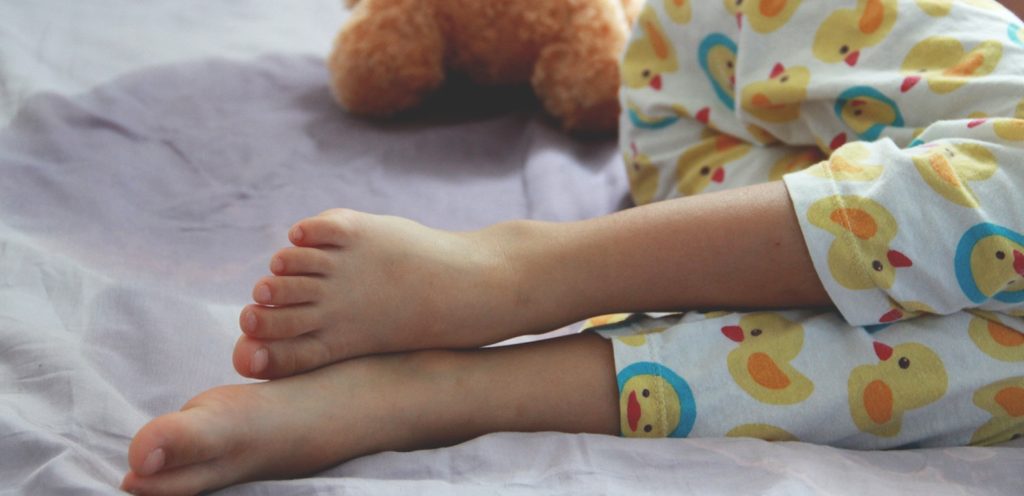 طفلة تبولت على الفراش خلال النوم