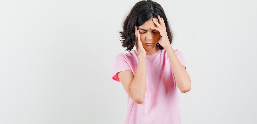 طفلة تعاني من ألم وتعب