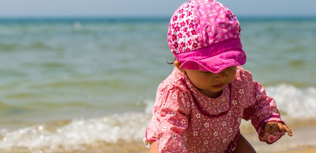 طفلة على رمال البحر