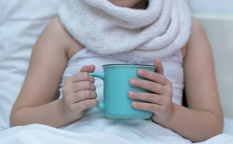 طفلة مريضة تشرب شاي ساخن