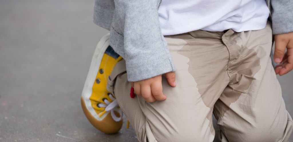 طفل بوضعية الجلوس وثيابه مبللة