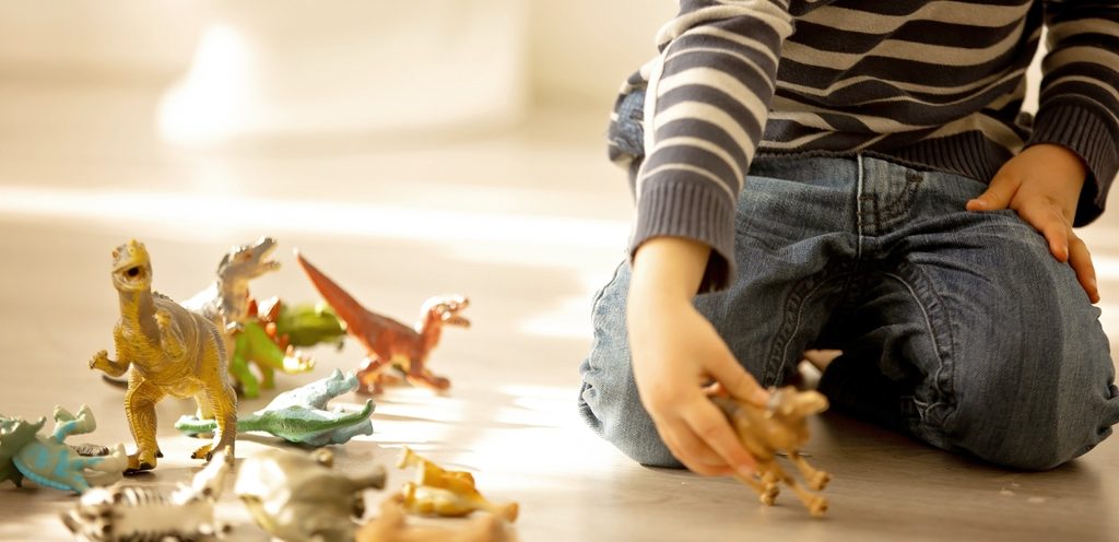 طفل تبول على نفسه خلال اللعب