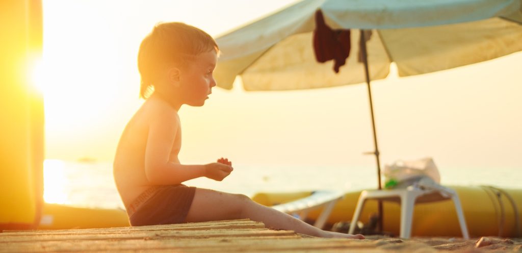 طفل عند غروب الشمس