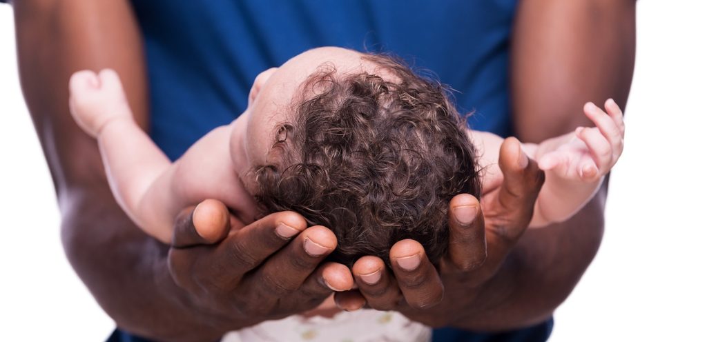 طفل في يدي أبوه