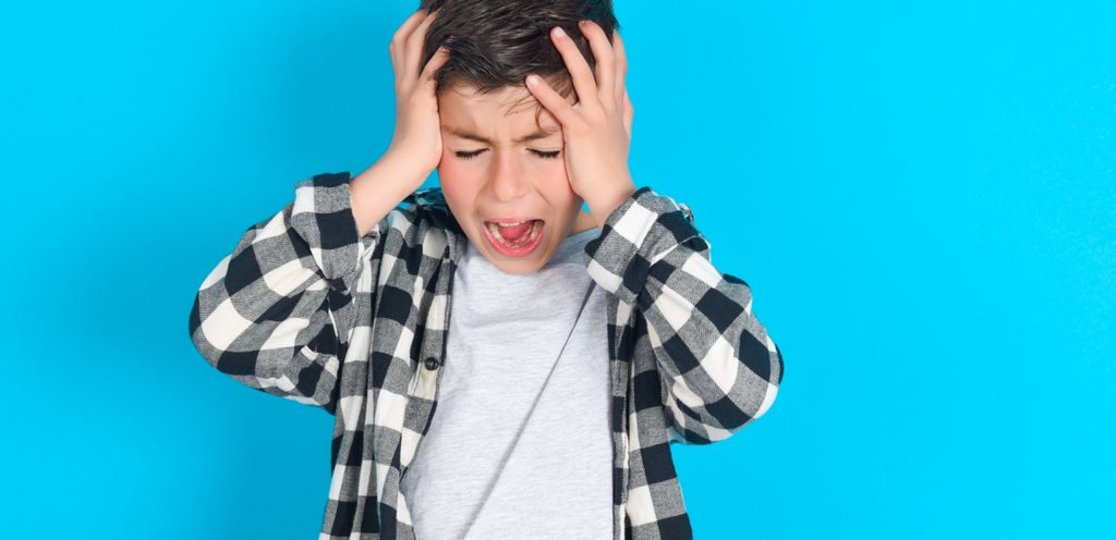 طفل منزعج ويصرخ بشدة