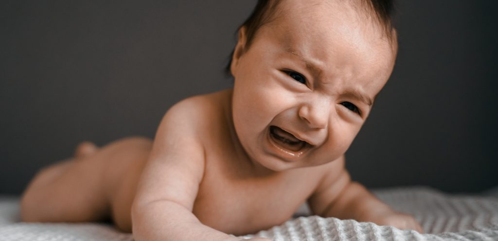 طفل يبكي بشدة