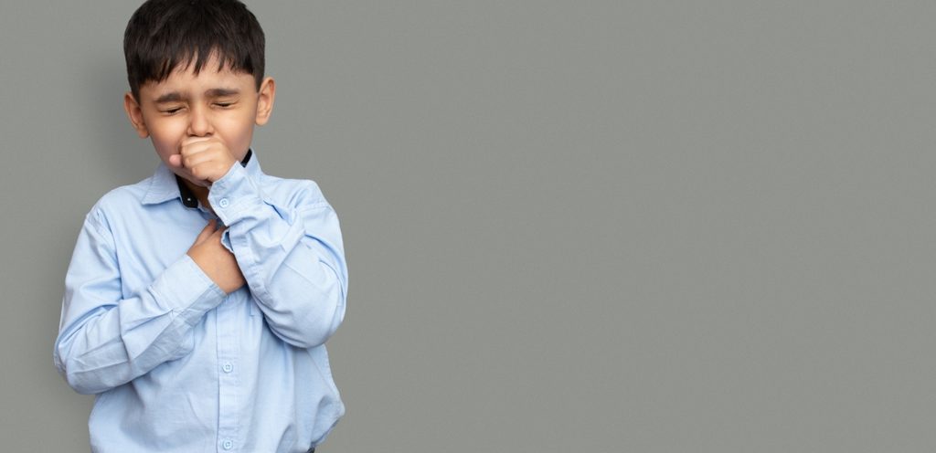 طفل يسعل بصعوبة