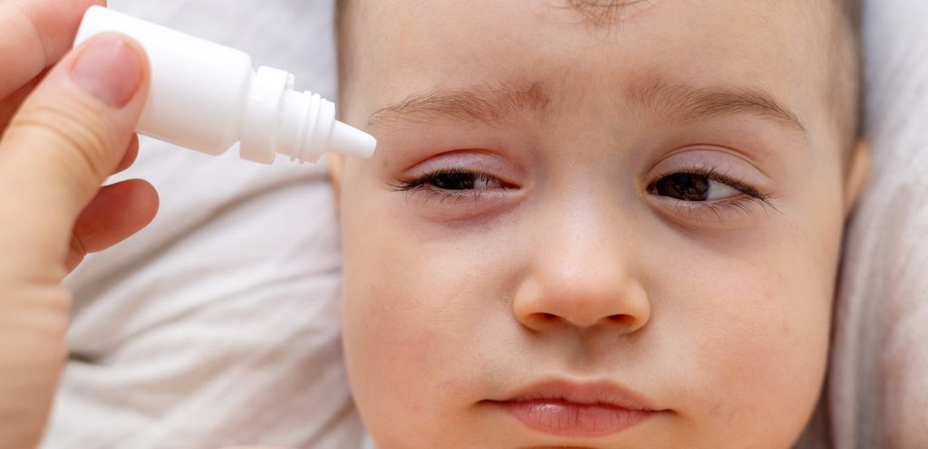 طفل يعاني من احمرار في عينه
