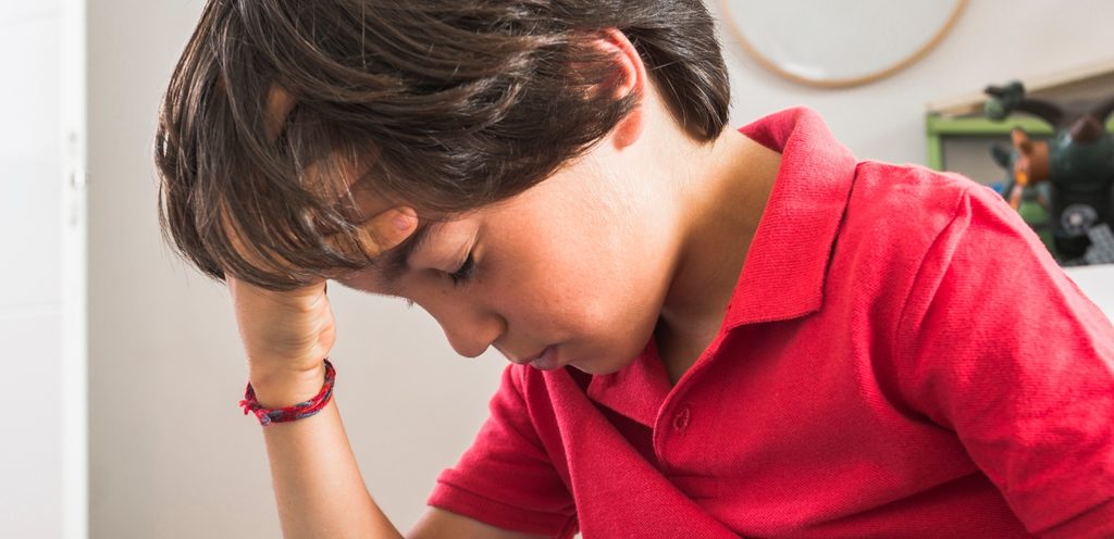 طفل يعاني من التعب بسبب فقر الدم