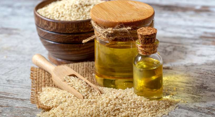 زيت السمسم مع بذور السمسم