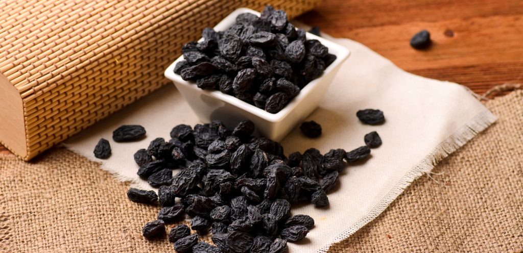 كمية من الزبيب الأسود