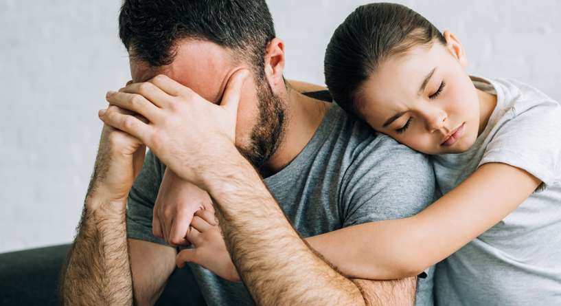 طفلة تحتضن أباها المرهق