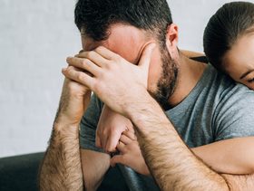 طفلة تحتضن أباها المرهق