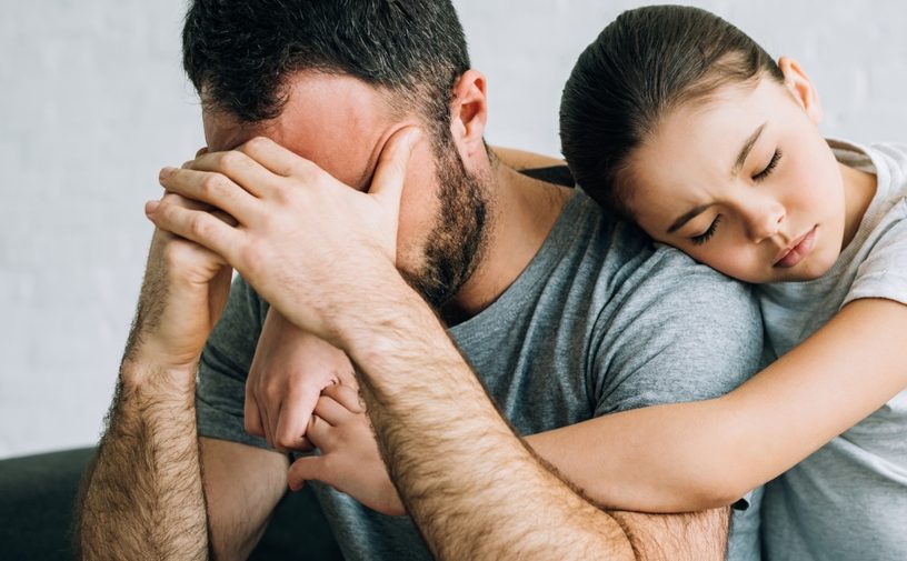 طفلة تحتضن أباها المرهق