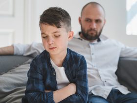 أب وطفل مستائين من بعضهما