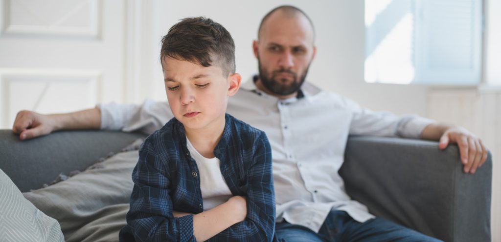 أب وطفل مستائين من بعضهما