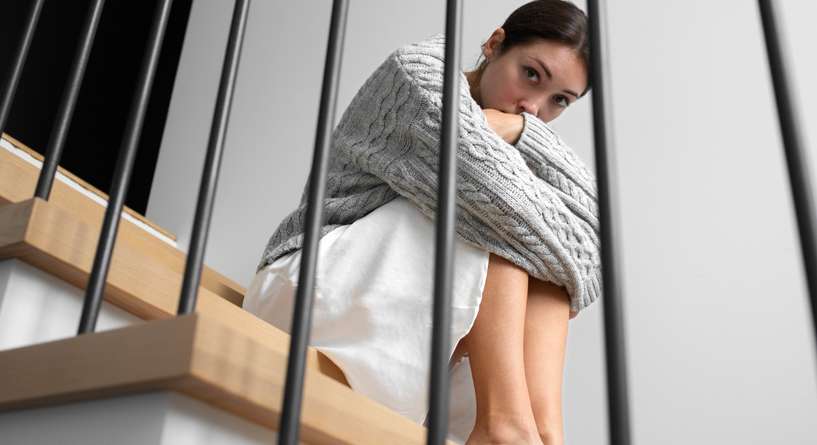 إمرأة وحيدة في بيتها