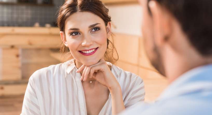 امرأة تنظر بإعجاب للرجل