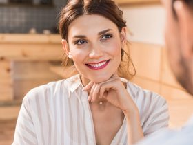 امرأة تنظر بإعجاب للرجل