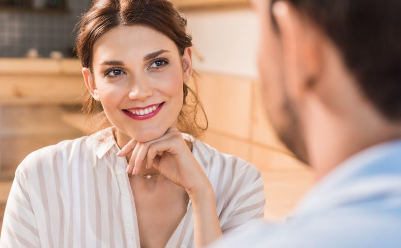 امرأة تنظر بإعجاب للرجل
