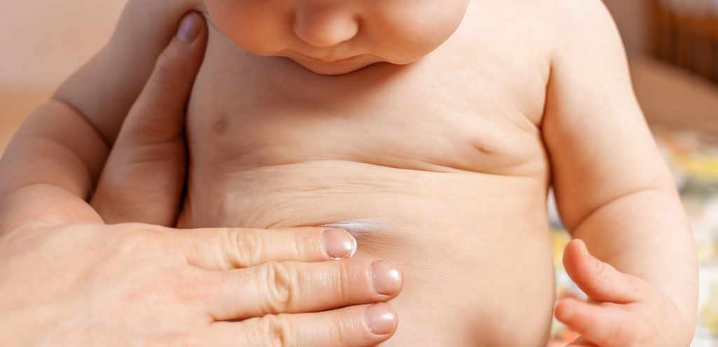 والد يضع المرهم على جسم الطفل