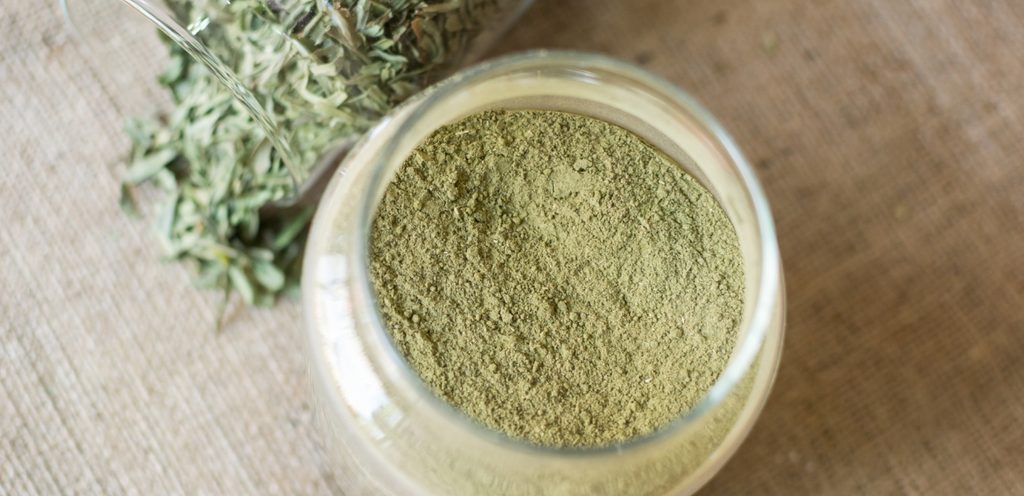 بودرة الأعشاب الخضراء