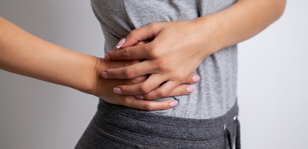 امرأة تُعاني من آلام في الخاصرة