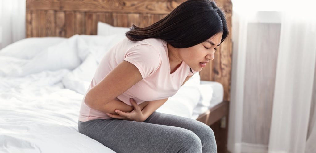 امرأة تُعاني من آلام البطن الشديدة
