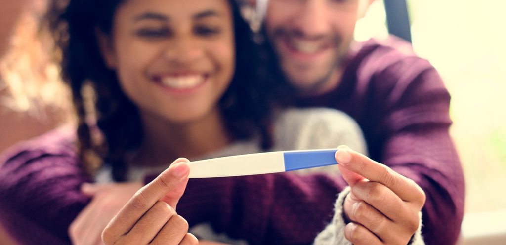 زوجان سعيدان يُمسكان اختبار حمل