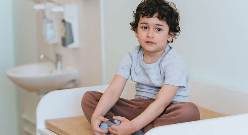 طفلي يهز نفسه وهو جالس