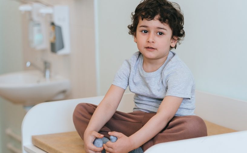 طفلي يهز نفسه وهو جالس