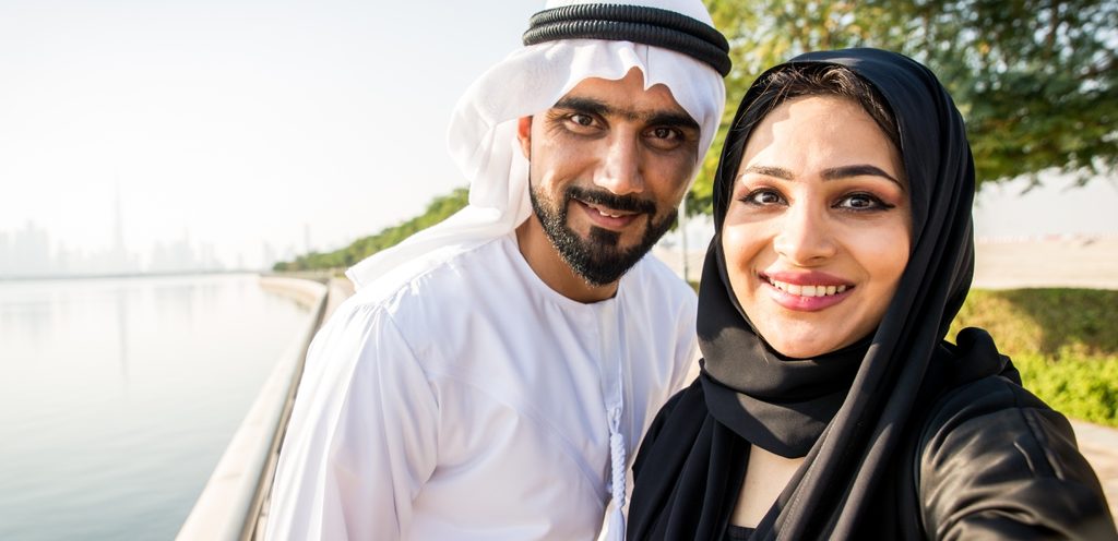 زوجان عربيّان مُبتسمان