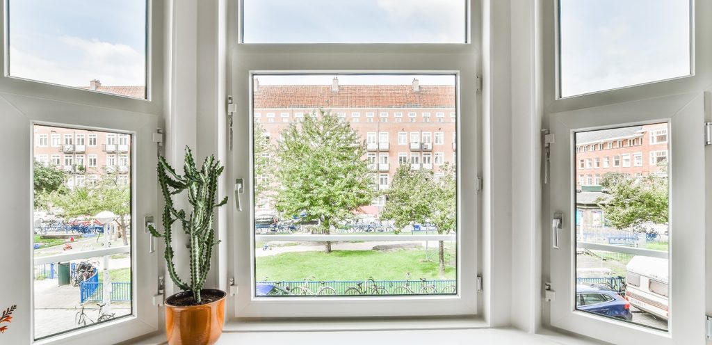 نافذة تطلّ على مناظر خارجيّة