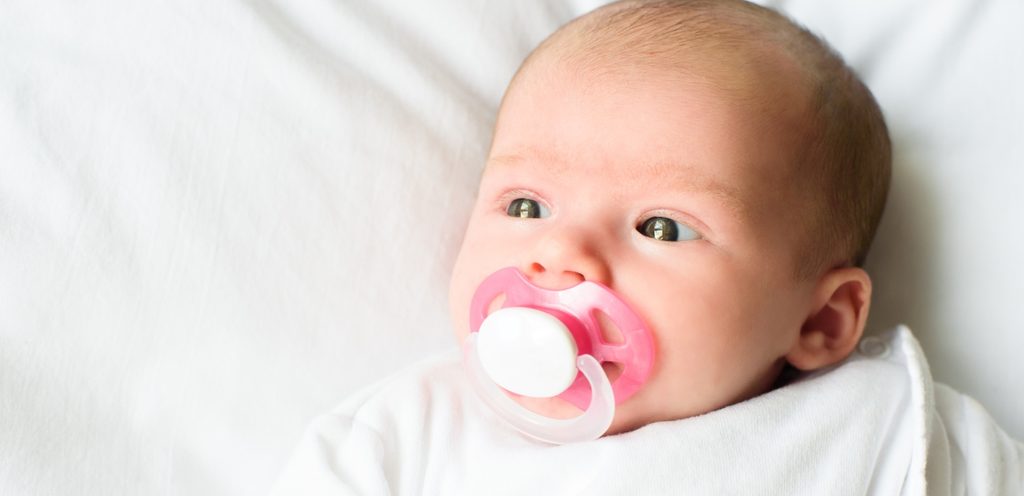 طفل رضيع وفي فمه لهاية زهريّة