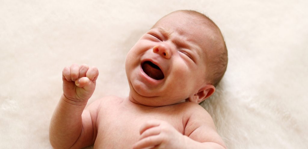 طفل رضيع يبكي
